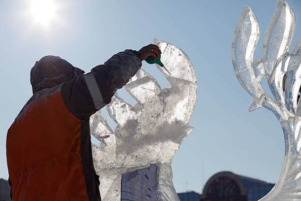 khabarovsk, russia - 23 gennaio 2016: concorso di sculture di ghiaccio - ice carving sculpture chisel foto e immagini stock