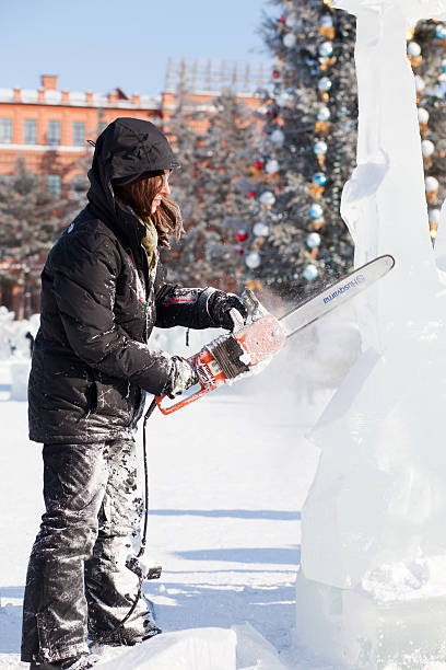 khabarovsk, russia - 23 gennaio 2016: concorso di sculture di ghiaccio - ice carving sculpture chisel foto e immagini stock