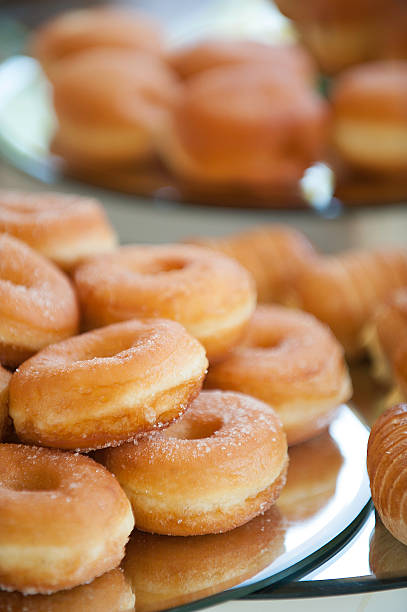 donuts - bismarck donuts imagens e fotografias de stock