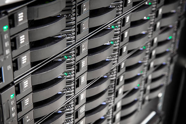 крупный план жестких дисков в крупных хранения данных san - rack network server hard drive replace стоковые фото и изображения