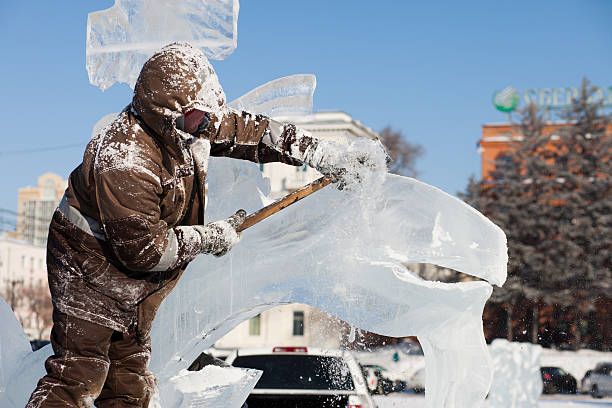 khabarovsk, rússia - 23 de janeiro de 2016: escultura de gelo de concorrência - ice carving sculpture chisel - fotografias e filmes do acervo