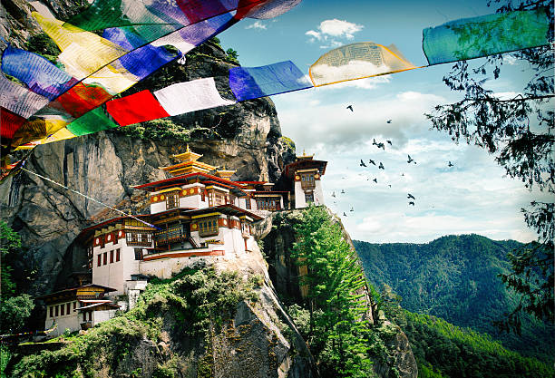 тигр гнездо монастырь в бутане - taktsang monastery фотографии стоковые фото и изображения