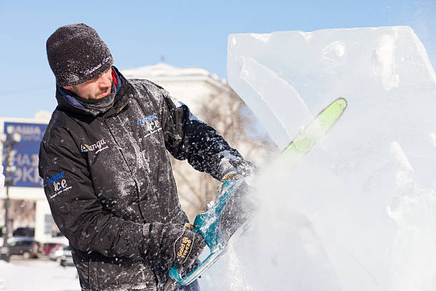 khabarovsk, russia - 23 gennaio 2016: concorso di sculture di ghiaccio - ice carving sculpture chisel foto e immagini stock