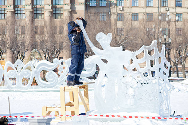 khabarovsk, russia - 23 gennaio 2016: concorso di sculture di ghiaccio - ice carving sculpture chisel foto e immagini stock