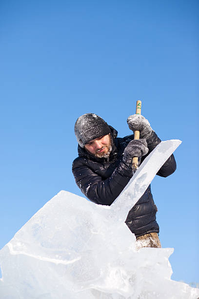 khabarovsk, russia - 23 gennaio 2016: concorso di sculture di ghiaccio - ice carving sculpture chisel foto e immagini stock