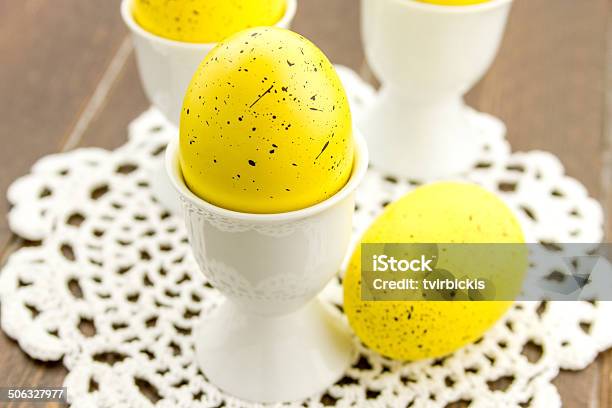 Huevos De Pascua Y Cestas Foto de stock y más banco de imágenes de Alimento - Alimento, Amarillo - Color, Arte y artesanía