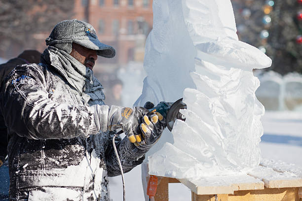 khabarovsk, russia - 23 gennaio 2016: concorso di sculture di ghiaccio - ice carving sculpture chisel foto e immagini stock