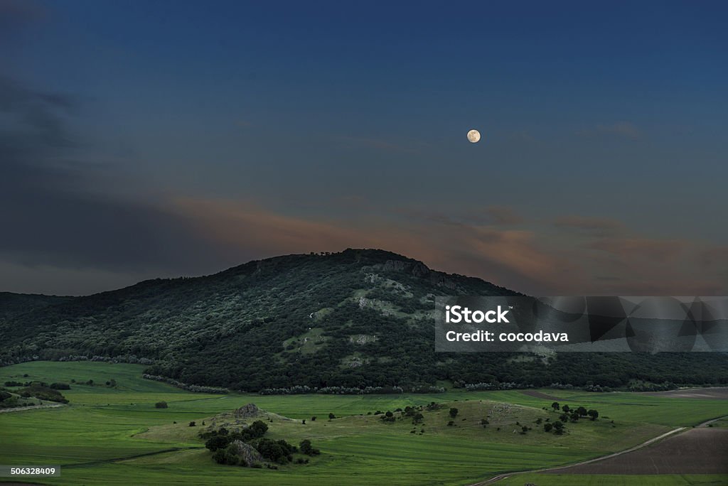 Luna nascente sopra montagne - Foto stock royalty-free di Ambientazione esterna