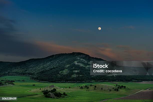 Luna Nascente Sopra Montagne - Fotografie stock e altre immagini di Ambientazione esterna - Ambientazione esterna, Ambientazione tranquilla, Attrezzatura per illuminazione