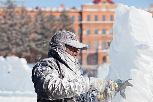 khabarovsk, russia - 23 gennaio 2016: concorso di sculture di ghiaccio - ice carving sculpture chisel foto e immagini stock