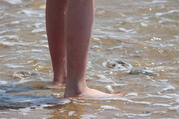 mädchen paddeln in wellen, beine, wasser, barfuß, seaside beach - human foot wading sea human toe stock-fotos und bilder