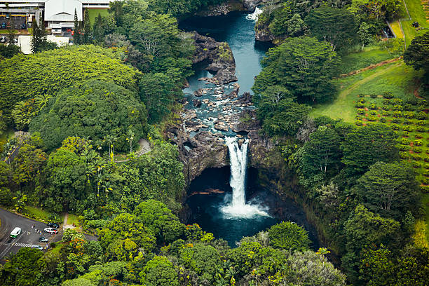 des chutes rainbow, hawaï, vue aérienne - hilo photos et images de collection