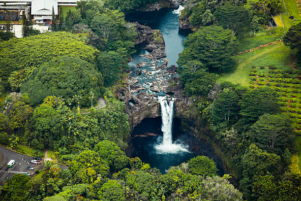 scenic rainbow falls, hawaii, veduta aerea - hilo foto e immagini stock