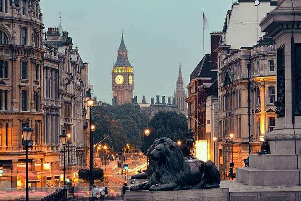 vista de rua de trafalgar square - londres imagens e fotografias de stock