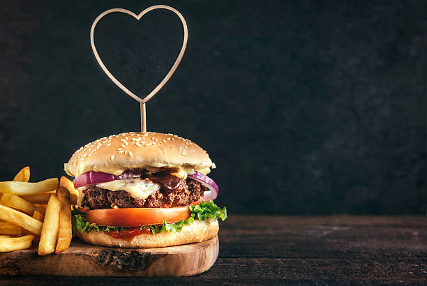 succosa hamburger di manzo - meat beef love heart shape foto e immagini stock