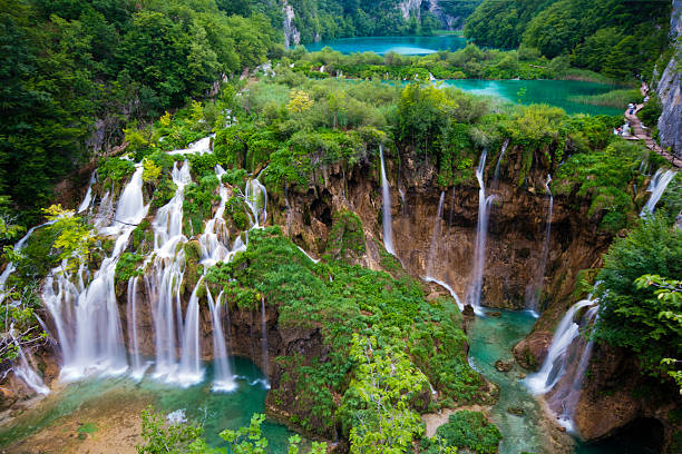 plitvice principal quedas primavera - beauty in nature natural phenomenon waterfall falling water imagens e fotografias de stock