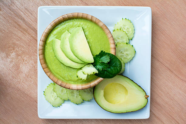 охлажденные авокадо огуречный суп - avocado brown стоковые фото и изображения