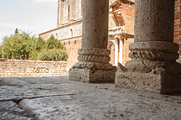 l'abbazia di san galgano - italy old ruin abbey basilica foto e immagini stock