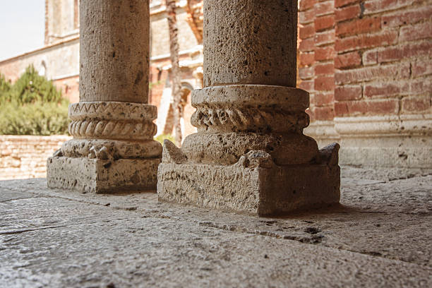 l'abbazia di san galgano - italy old ruin abbey basilica foto e immagini stock