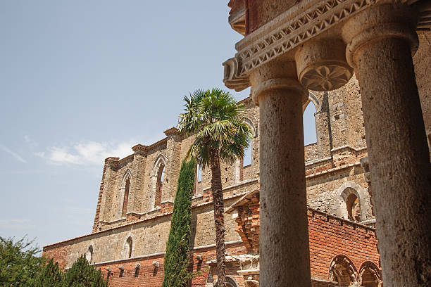 l'abbazia di san galgano - italy old ruin abbey basilica foto e immagini stock