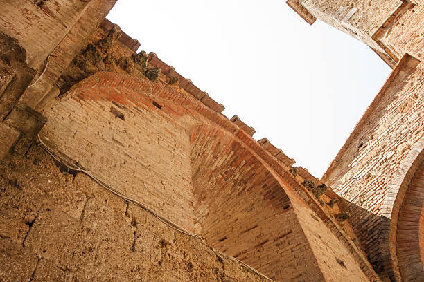 la basilique san galgano - italy old ruin abbey basilica photos et images de collection