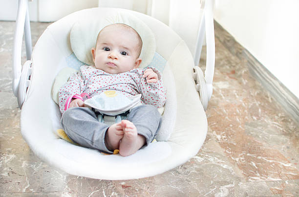 columpio de bebé recién nacido eléctrico automático silla colgante - newborn baby human foot photography fotografías e imágenes de stock