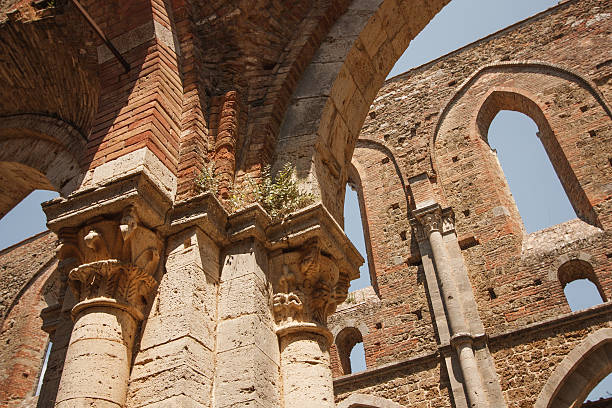 l'abbazia di san galgano - italy old ruin abbey basilica foto e immagini stock