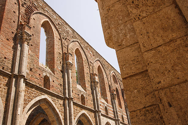 l'abbazia di san galgano - italy old ruin abbey basilica foto e immagini stock