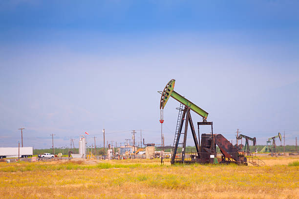 istock Extraction oil deposits at manufacturing zone 506348478