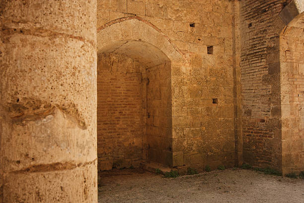 l'abbazia di san galgano - italy old ruin abbey basilica foto e immagini stock