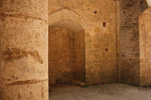 o abadia de são galgano - italy old ruin abbey basilica imagens e fotografias de stock