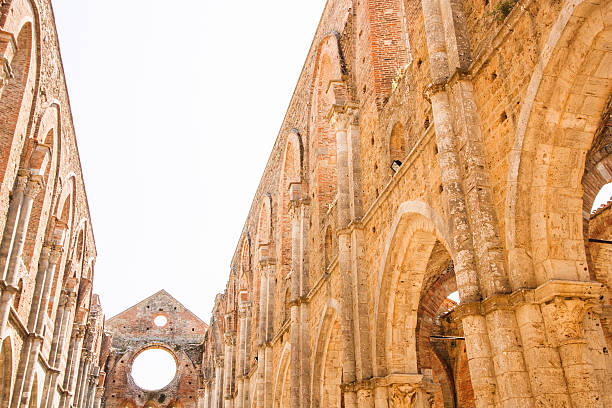 la basilique san galgano - italy old ruin abbey basilica photos et images de collection