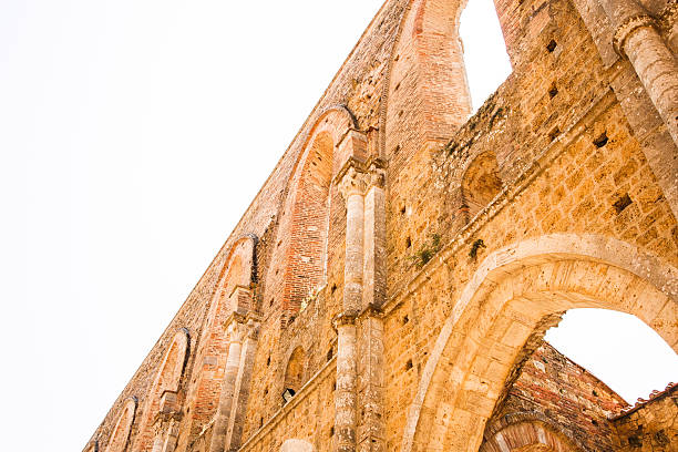 la basilique san galgano - italy old ruin abbey basilica photos et images de collection