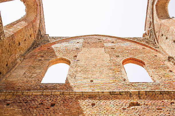 la basilique san galgano - italy old ruin abbey basilica photos et images de collection