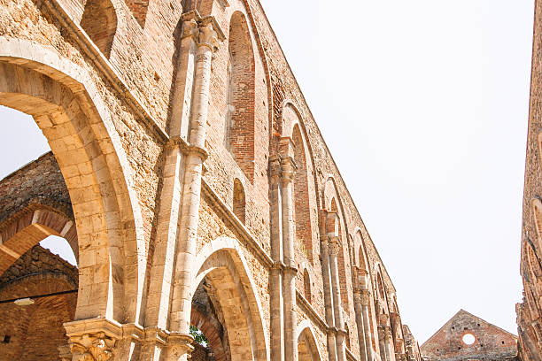 l'abbazia di san galgano - italy old ruin abbey basilica foto e immagini stock