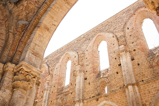 o abadia de são galgano - italy old ruin abbey basilica imagens e fotografias de stock