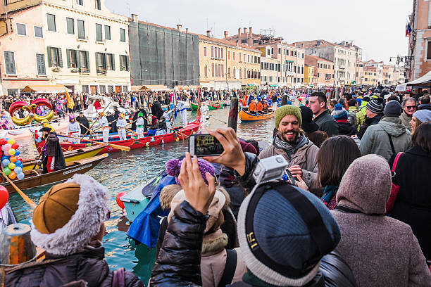 tłumy z the venetian się na wodzie w cannaregio - regatta zdjęcia i obrazy z banku zdjęć