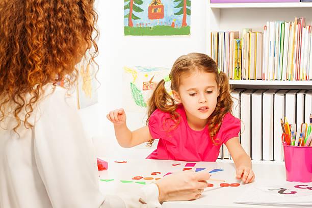 istock Schoolgirl points flashcard with geometric figure 506354762