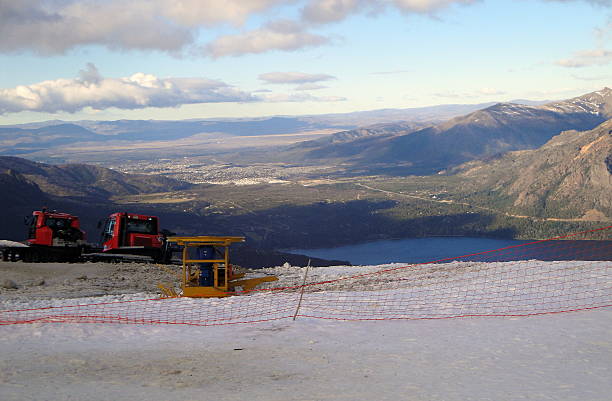 tractores en la nieve - cerro catedral foto e immagini stock