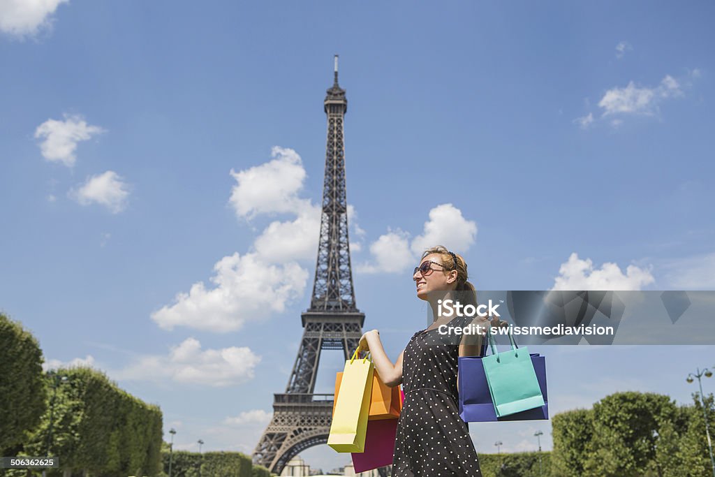 Mulher com sacos de compras na Torre Eiffel - Foto de stock de 25-30 Anos royalty-free