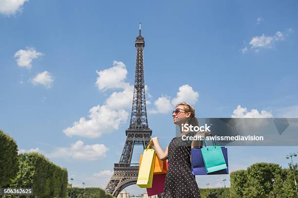 Foto de Mulher Com Sacos De Compras Na Torre Eiffel e mais fotos de stock de 25-30 Anos - 25-30 Anos, Adulto, Beleza