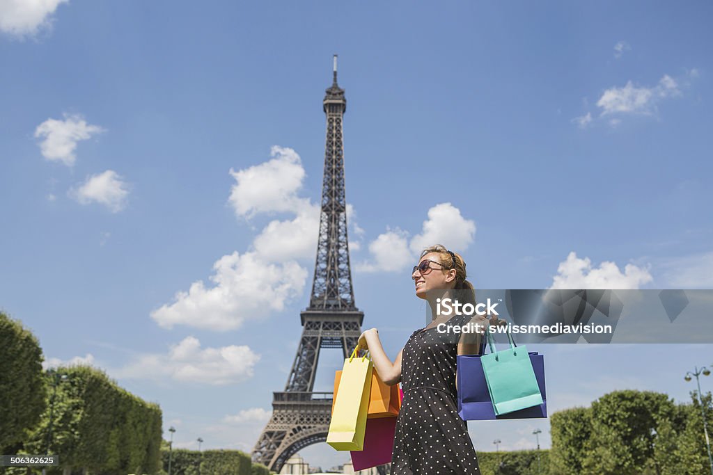Женщина с шопинг сумки на Эйфелеву башню - Стоковые фото 25-29 лет роялти-фри