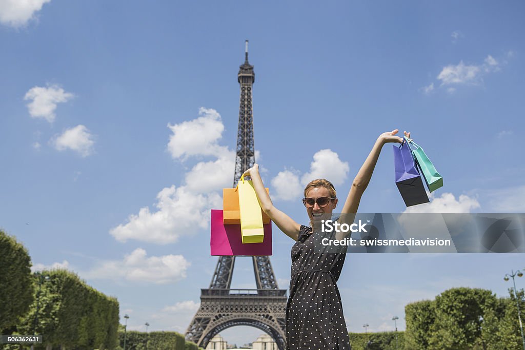 Giovane donna godendo dello shopping a Parigi - Foto stock royalty-free di 25-29 anni