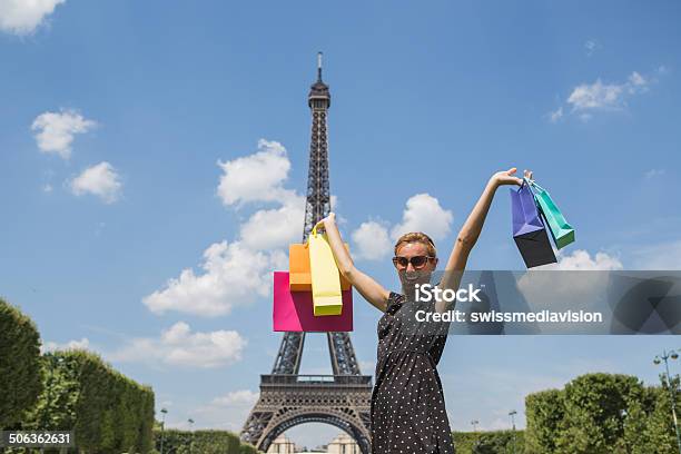 Giovane Donna Godendo Dello Shopping A Parigi - Fotografie stock e altre immagini di 25-29 anni - 25-29 anni, Adulto, Allegro