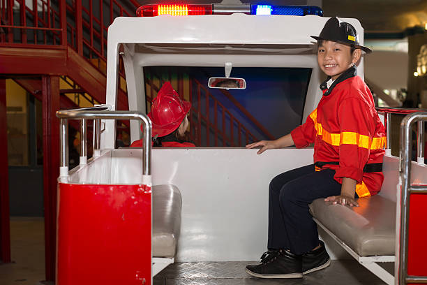пожарная машина - vietnamese ethnicity flash стоковые фото и изображения