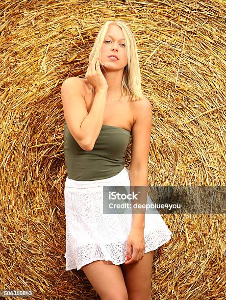 Biondo Davanti Un Strow Sfera Con White Rock - Fotografie stock e altre immagini di Adulto - Adulto, Balla di fieno, Beautiful Woman