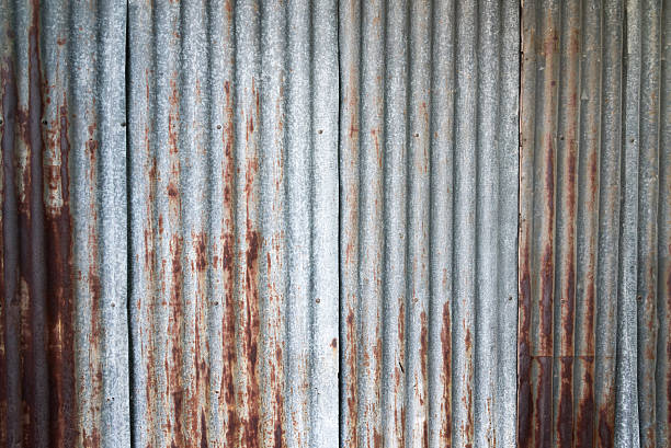 старый ржавый оцинкованный - corrugated iron tin rusty metallic стоковые фото и изображения