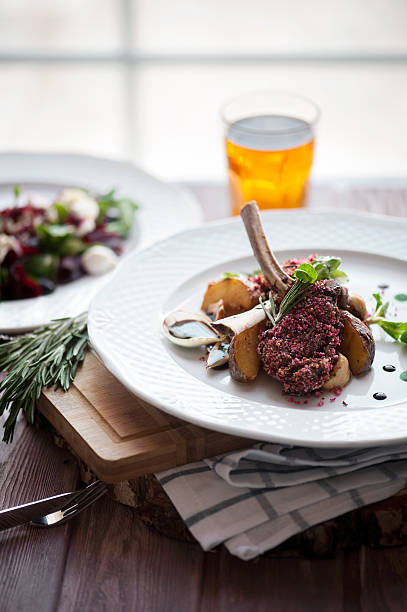 каре ягненка с грибами и жареный картофель - frenched rack of lamb стоковые фото и изображения