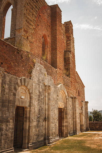 la basilique san galgano - italy old ruin abbey basilica photos et images de collection