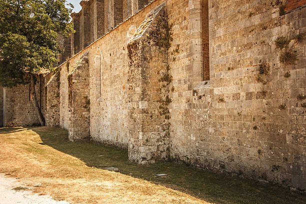 l'abbazia di san galgano - italy old ruin abbey basilica foto e immagini stock